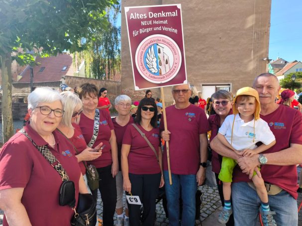 Mitglieder des Vereins trugen ihre T-Shirts und das extra für den Festumzug gefertigte Schild mit dem Titel des Projektes und dem Logo&nbsp;des&nbsp;V