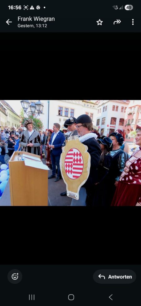 Der Moderator des Umzuges im Gewand von "Kamerad Martin" (Symbolfigur der Neustadt Eisleben) alias Norbert Lakomy begrüßte alle Vereine und&nbsp;